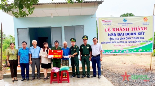 Bộ đội Biên phòng Đắk Lắk trao nhà Đại đoàn kết 